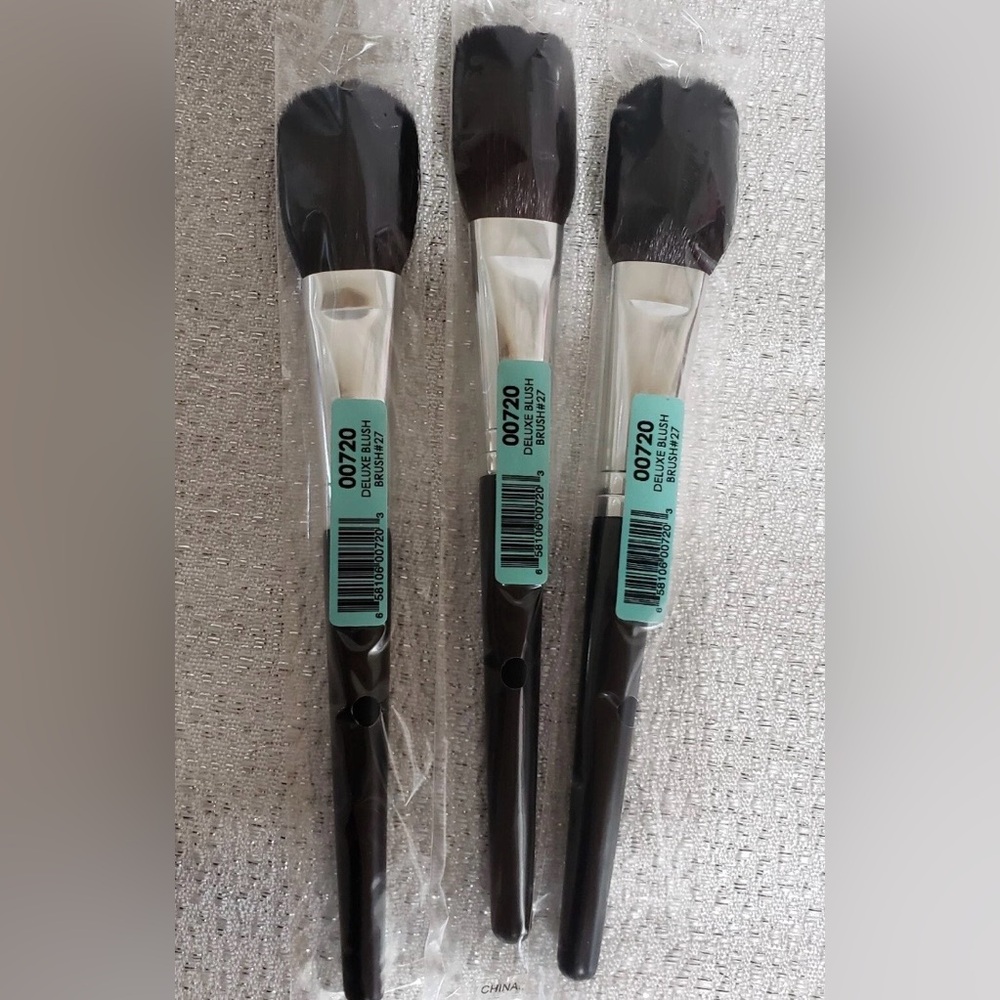 Vincent Longo Deluxe Blush Brushes 3 - Picture 3 of 3